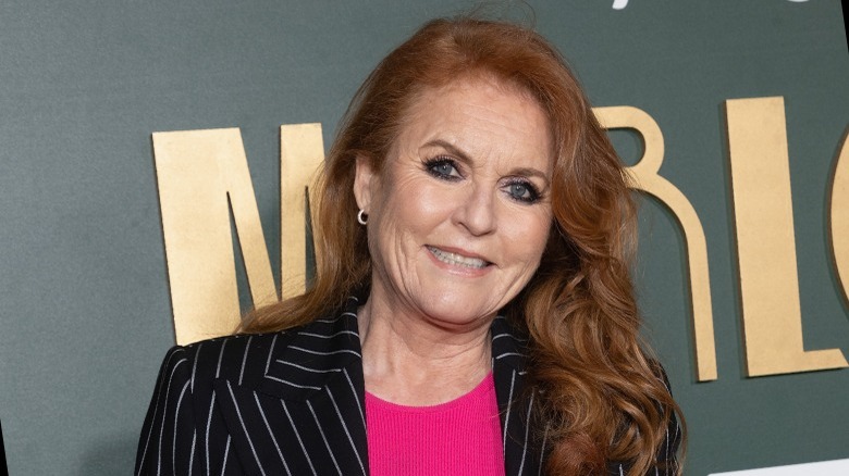 Sarah Ferguson souriante en costume