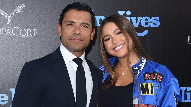 Costume bleu marine Mark Consuelos Veste bleue Lola Consuelos