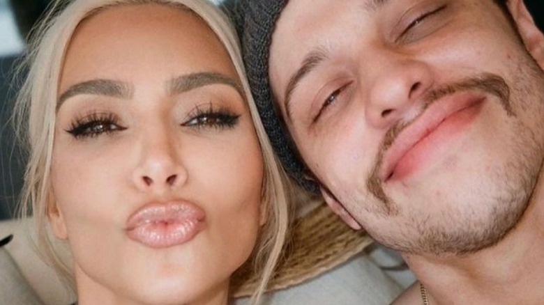 Kim Kardashian embrasse Pete Davidson en souriant