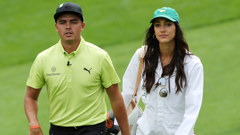 Rickie Fowler et Allison Stokke marchant