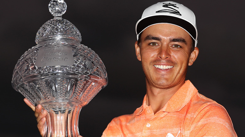 Rickie Fowler souriant avec le trophée