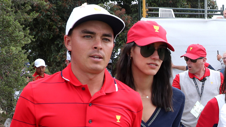 Rickie Fowler et Allison Stokke marchant