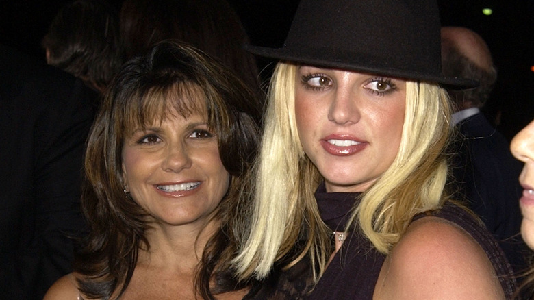 Britney Spears avec chapeau et Lynne Spears