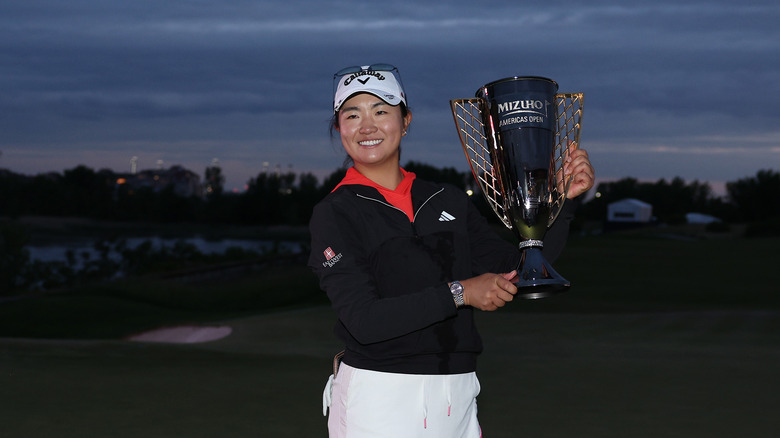 Rose Zhang posant avec un trophée