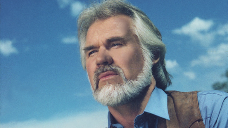 Kenny Rogers regarde au loin