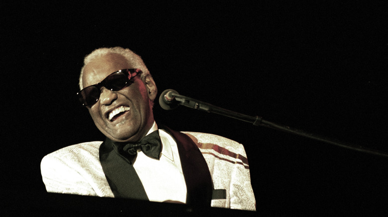 Ray Charles jouant du piano