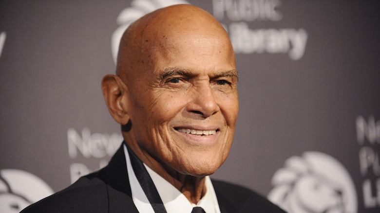 Harry Belafonte souriant