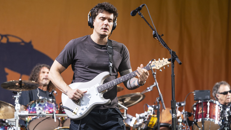 John Mayer jouant de la guitare