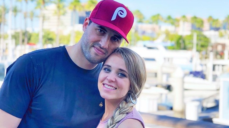 Jeremy Vuolo pose la joue sur la tête de Jinger Duggar