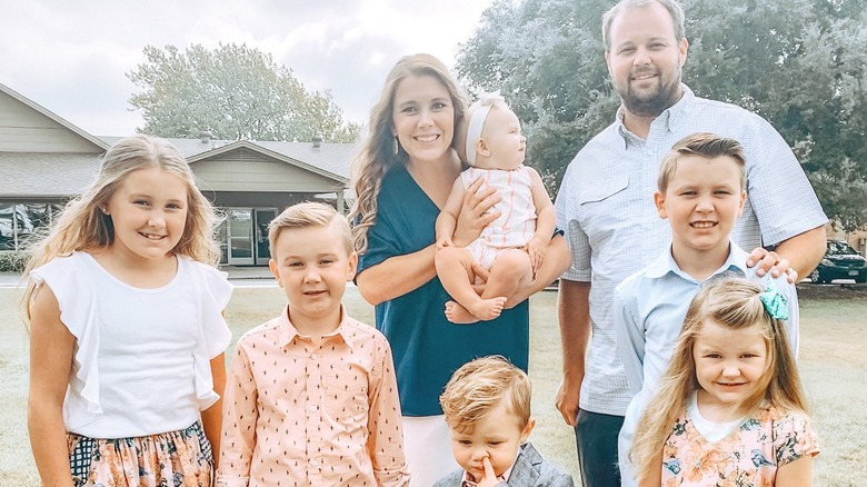 Anna et Josh Duggar posant avec leurs enfants