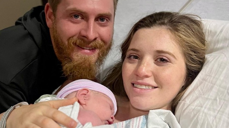 Joy-Anna Duggar et Austin Forsyth souriant avec leur bébé