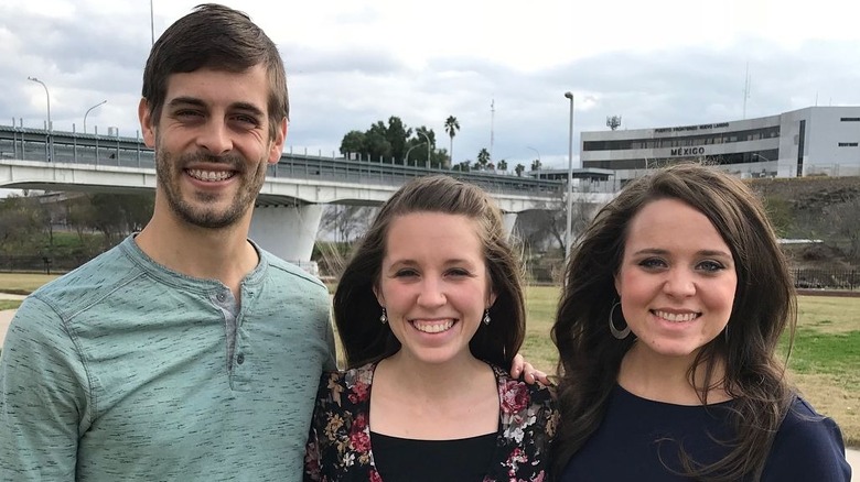 Derick Dillard et Jill et Jinger Duggar posant à l'extérieur