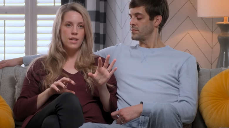 Jill Duggar et Derick Dillard assis sur un canapé