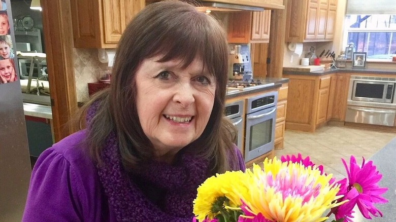 Mary Duggar souriant avec des fleurs