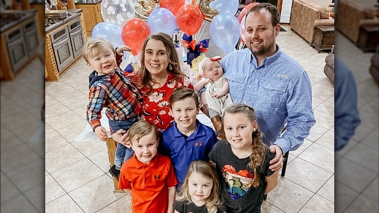 Josh et Anna Duggar posant avec leurs enfants