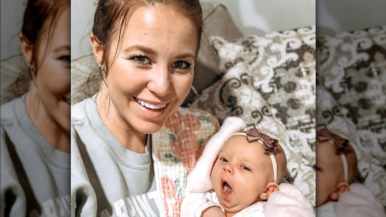 Jana Duggar tient un bébé qui bâille