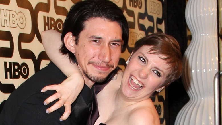 Adam Driver étreignant Lena Dunham