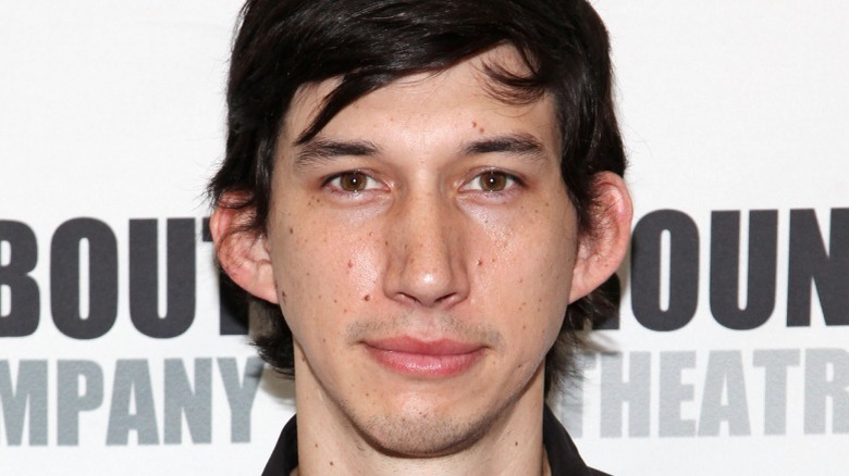 Jeune Adam Driver souriant