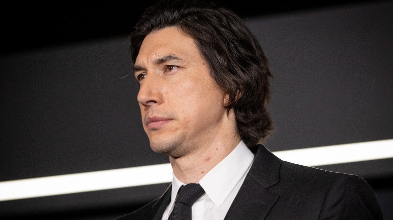 Adam Driver avec une expression faciale sérieuse