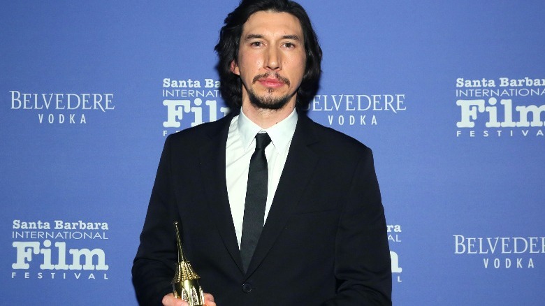 Adam Driver tenant un prix lors d'un festival du film