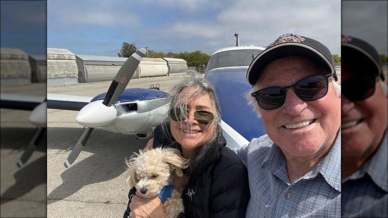 Traiter Williams et sa femme Pam Van Sant devant l'avion