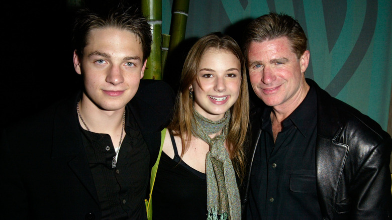 Gregory Smith d'Everwood, Emily VanCamp et Treat Williams souriant