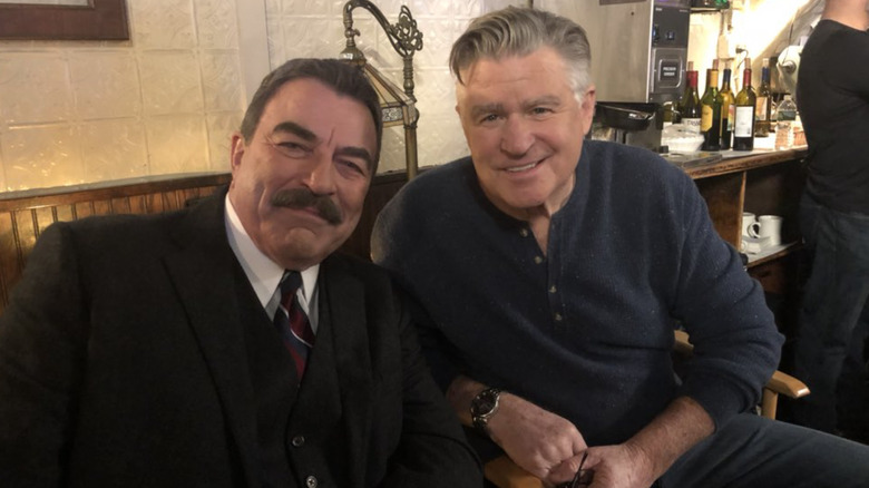 Tom Selleck et Treat Williams souriants sur "Blue Bloods"