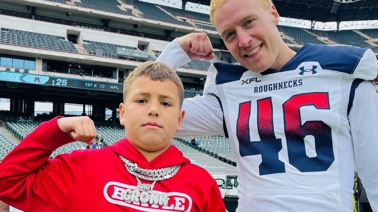 Bébé Gronk fléchit ses muscles