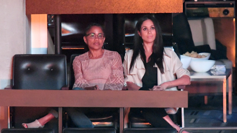 Meghan Markle et Doria Ragland souriantes et assises