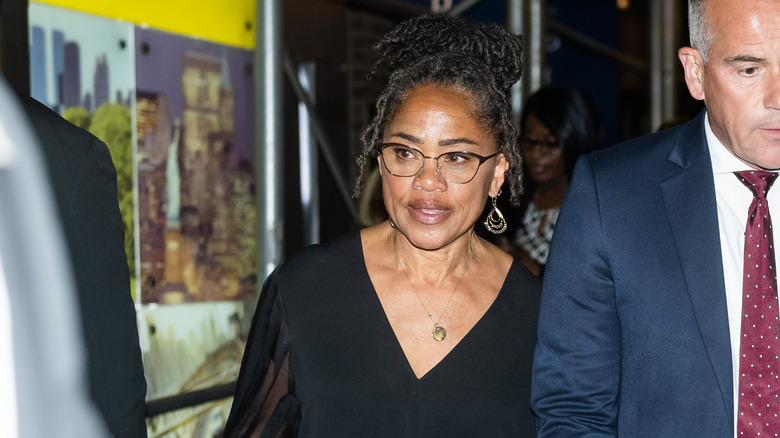 Doria Ragland sourit 