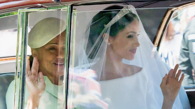 Doria Ragland et Meghan Markle souriantes 