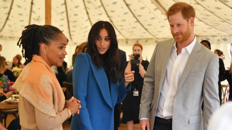 Doria Ragland avec Meghan Markle et le prince Harry, en train de parler