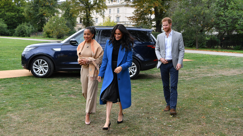 Doria Ragland avec Meghan Markle et le prince Harry, marchant