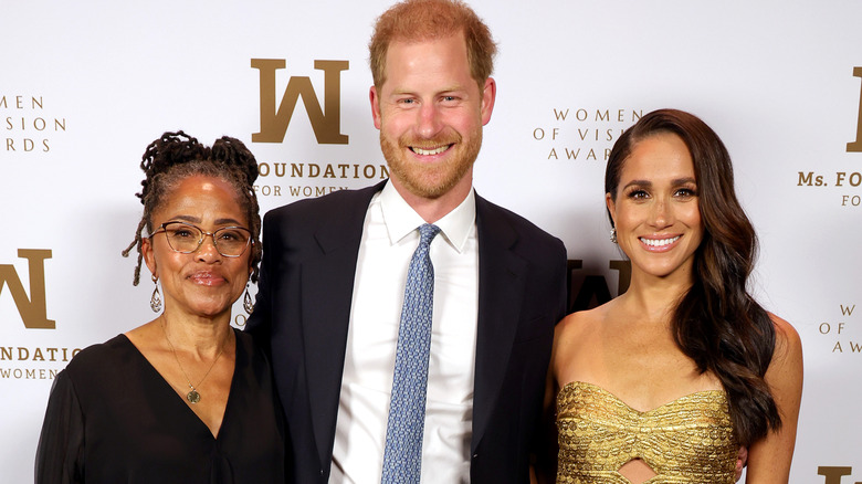 Doria Ragland avec Meghan Markle et le prince Harry, tout sourire