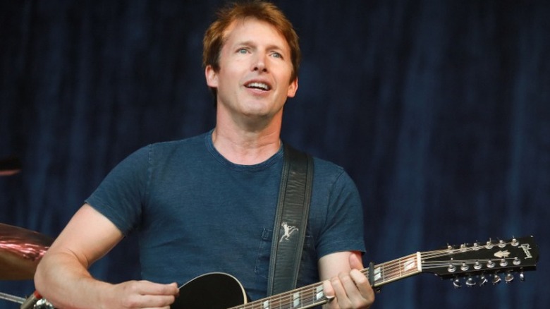 James Blunt jouant de la guitare