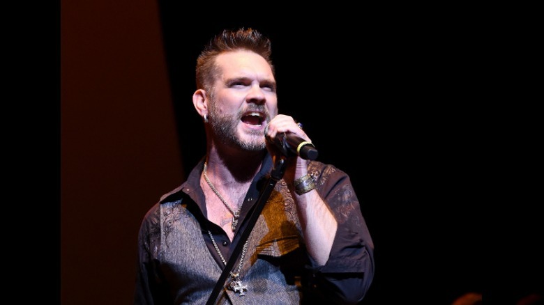 Bo Bice chante dans le micro 