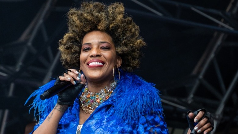 Macy Gray tient un micro 