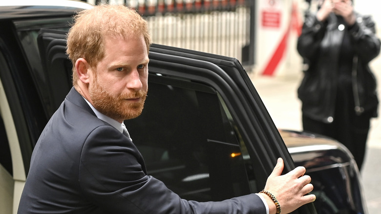 Le prince Harry sort d'une voiture