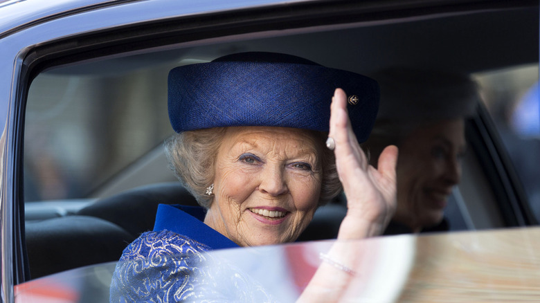 La reine Beatrix saluant