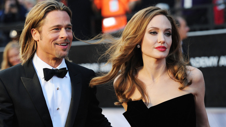 Brad Pitt et Angelina Jolie roulant sur le tapis rouge