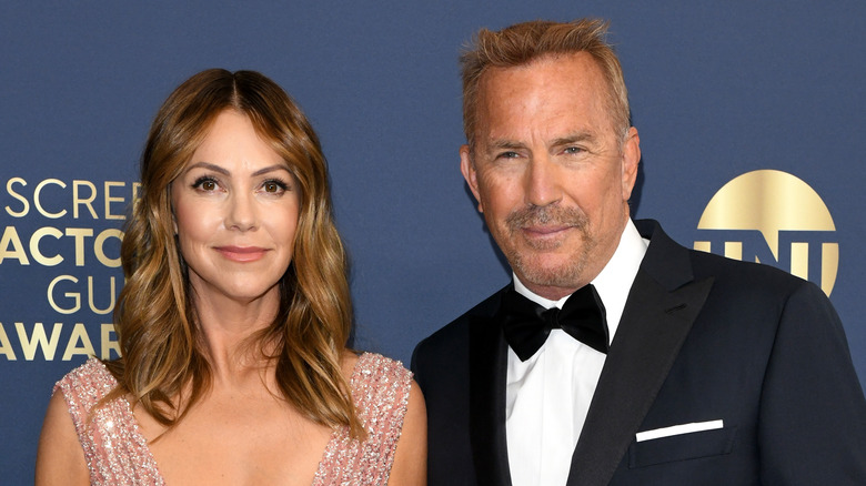 Kevin Costner et Christine Baumgartner posent