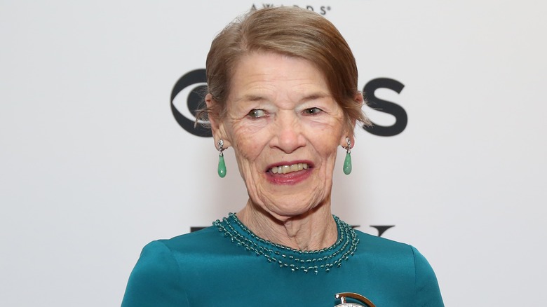 Glenda Jackson, souriante