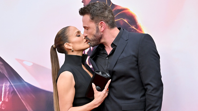 Jennifer Lopez et Ben Affleck s'embrassent