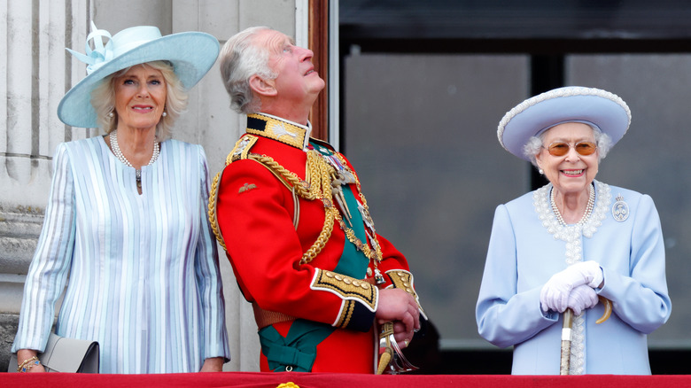 La reine Camilla, le roi Charles et la reine Elizabeth regardent Trooping the Colour