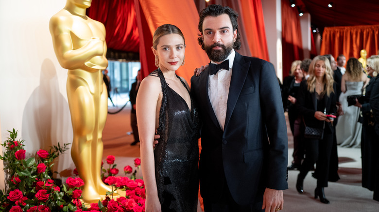 Elizabeth Olsen et Robbie Arnett posent