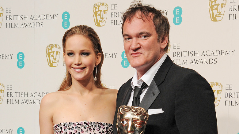 Jennifer Lawrence souriante avec Quentin Tarantino aux BAFTA