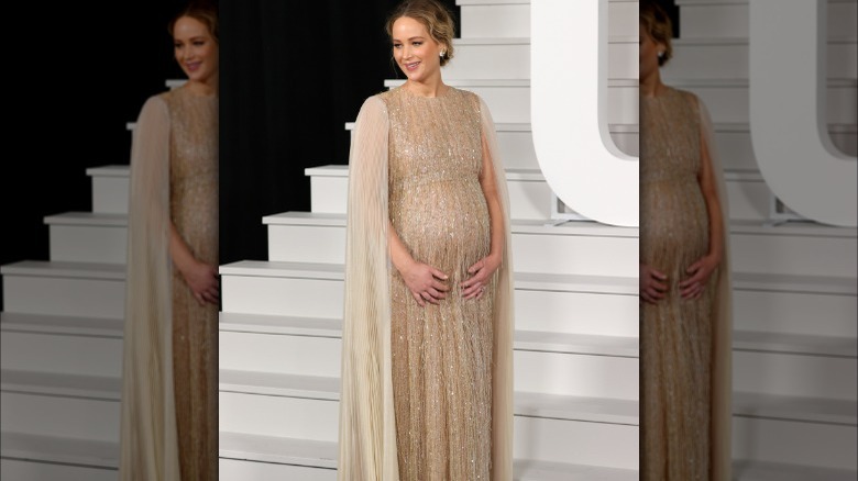 Robe dorée enceinte de Jennifer Lawrence