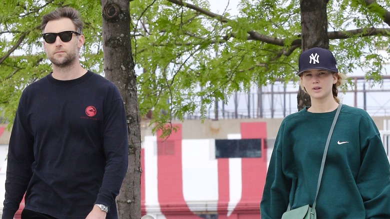 Cooke Maroney marchant avec un pantalon de survêtement Jennifer Lawrence