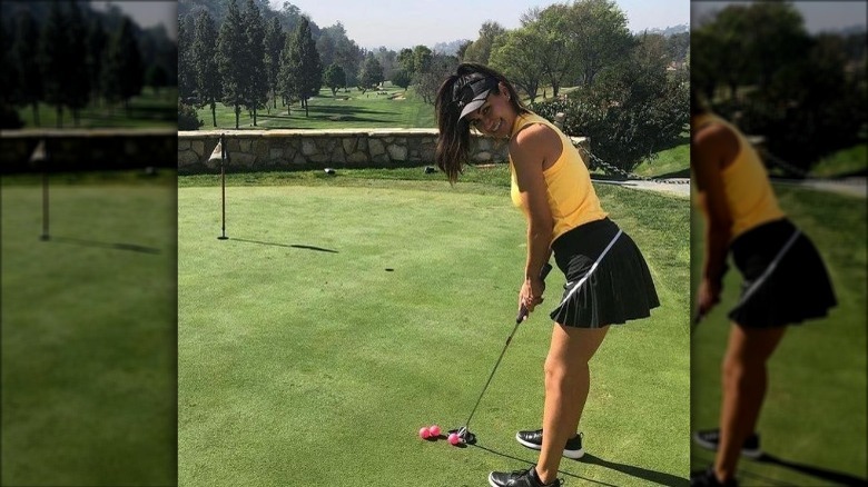 Yassie Safai pose sur le terrain de golf