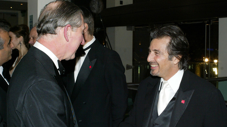 Le roi Charles serre la main d'Al Pacino